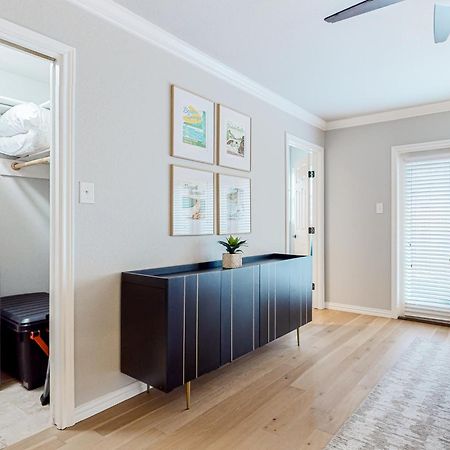 A Painting Of Austin Apartment Exterior foto